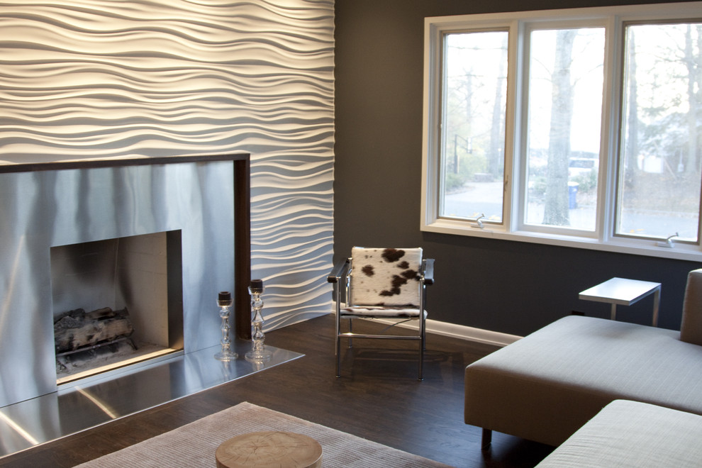 Inspiration pour une salle de séjour design avec un mur marron, parquet foncé, une cheminée standard et un manteau de cheminée en métal.
