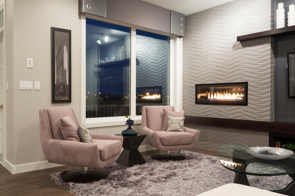 Inspiration pour une petite salle de séjour design ouverte avec un mur violet, un sol en bois brun, une cheminée ribbon, un manteau de cheminée en carrelage et un téléviseur fixé au mur.