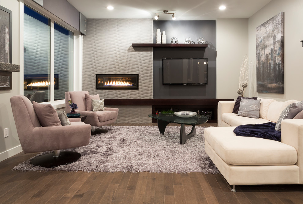 Diseño de sala de estar abierta contemporánea pequeña con paredes púrpuras, suelo de madera en tonos medios, chimenea lineal, marco de chimenea de baldosas y/o azulejos y televisor colgado en la pared
