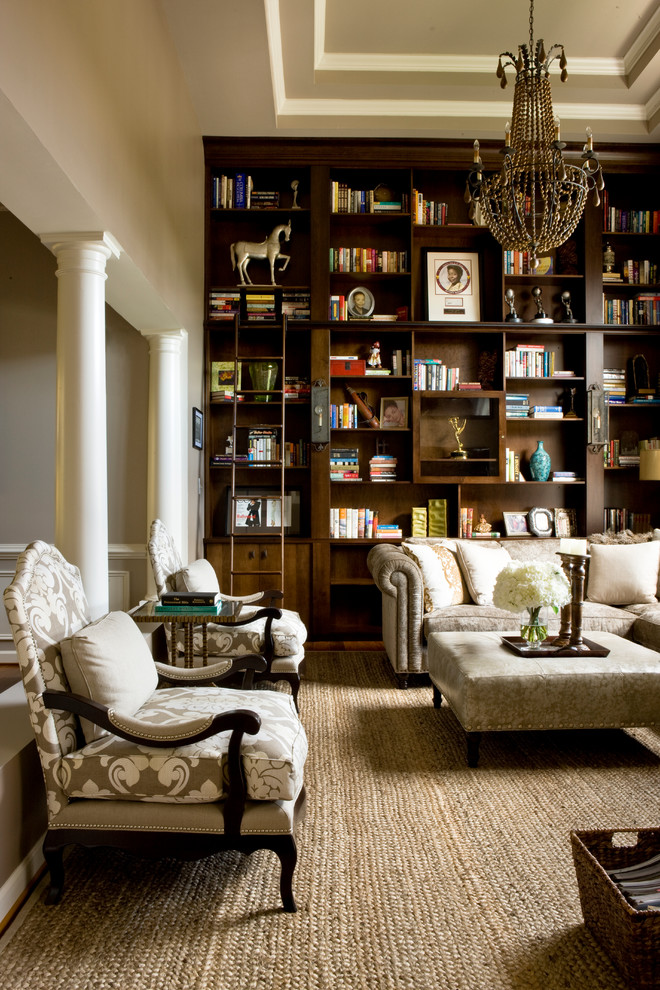 Immagine di un ampio soggiorno chic aperto con pareti beige, moquette, libreria e pavimento marrone