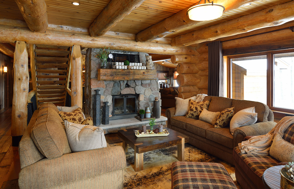 Diseño de sala de estar rural con suelo de madera en tonos medios, todas las chimeneas y marco de chimenea de piedra