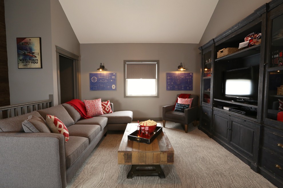 Immagine di un soggiorno classico di medie dimensioni e chiuso con pareti grigie, moquette, nessun camino e TV autoportante