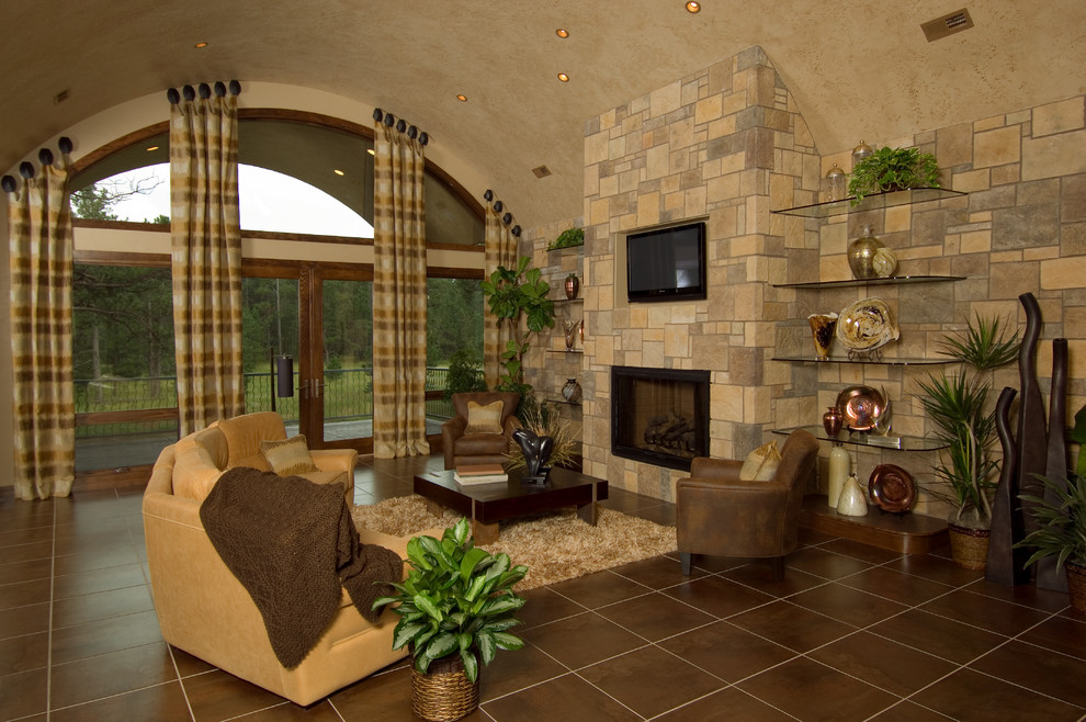 Cette image montre une salle de séjour design ouverte et de taille moyenne avec un mur beige, un sol en carrelage de porcelaine, une cheminée standard, un manteau de cheminée en pierre, un téléviseur fixé au mur et un sol marron.