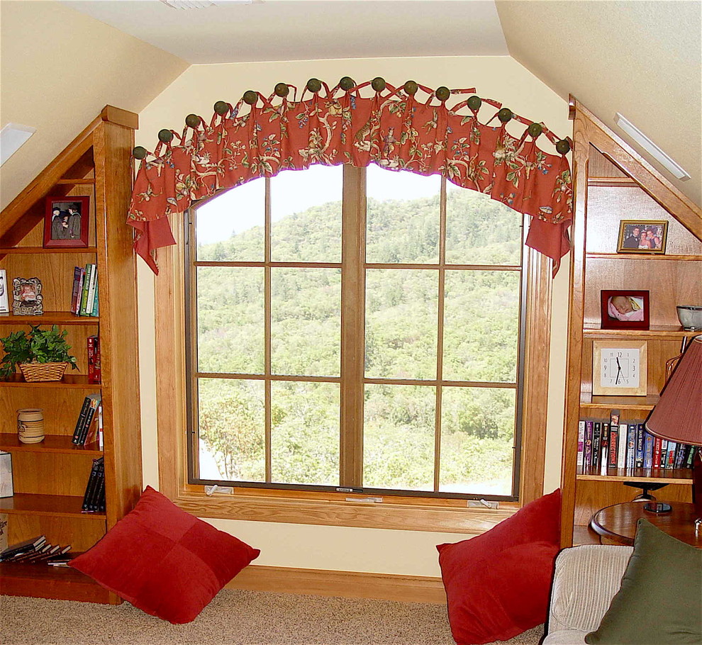 Immagine di un grande soggiorno bohémian chiuso con pareti gialle, moquette e pavimento marrone