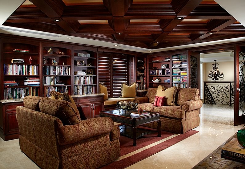 Пример оригинального дизайна: гостиная комната в классическом стиле с с книжными шкафами и полками