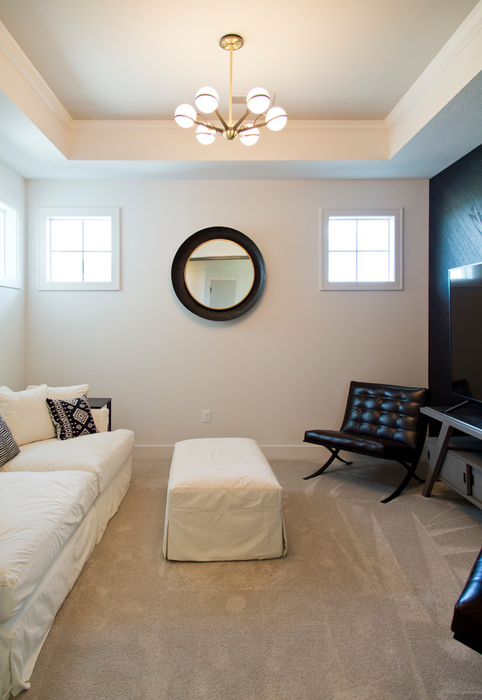 Cette photo montre une salle de séjour tendance de taille moyenne et fermée avec un mur multicolore, moquette, un téléviseur indépendant et un sol beige.