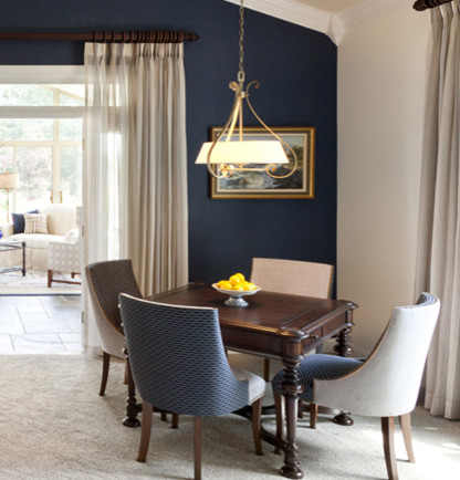 Immagine di una sala da pranzo classica di medie dimensioni con pareti blu e moquette