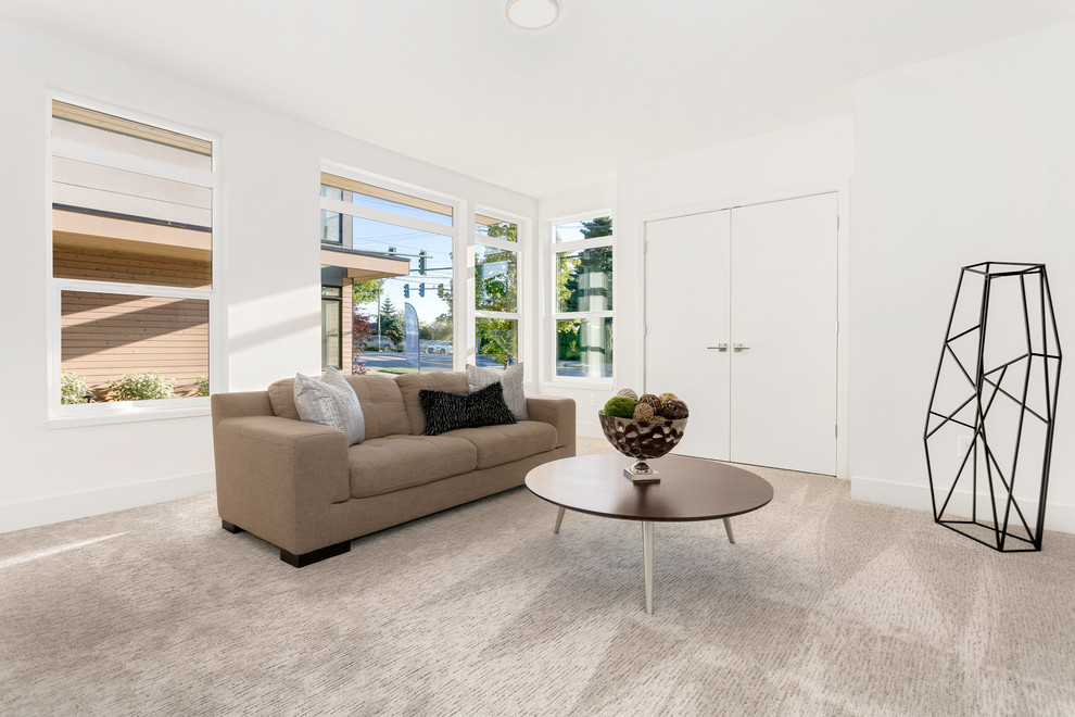 Idee per un soggiorno contemporaneo di medie dimensioni e chiuso con pareti bianche, moquette e pavimento beige