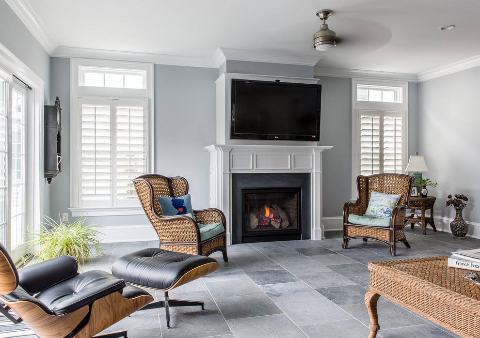 Пример оригинального дизайна: большая открытая гостиная комната в классическом стиле с серыми стенами, полом из сланца, стандартным камином, фасадом камина из камня и телевизором на стене