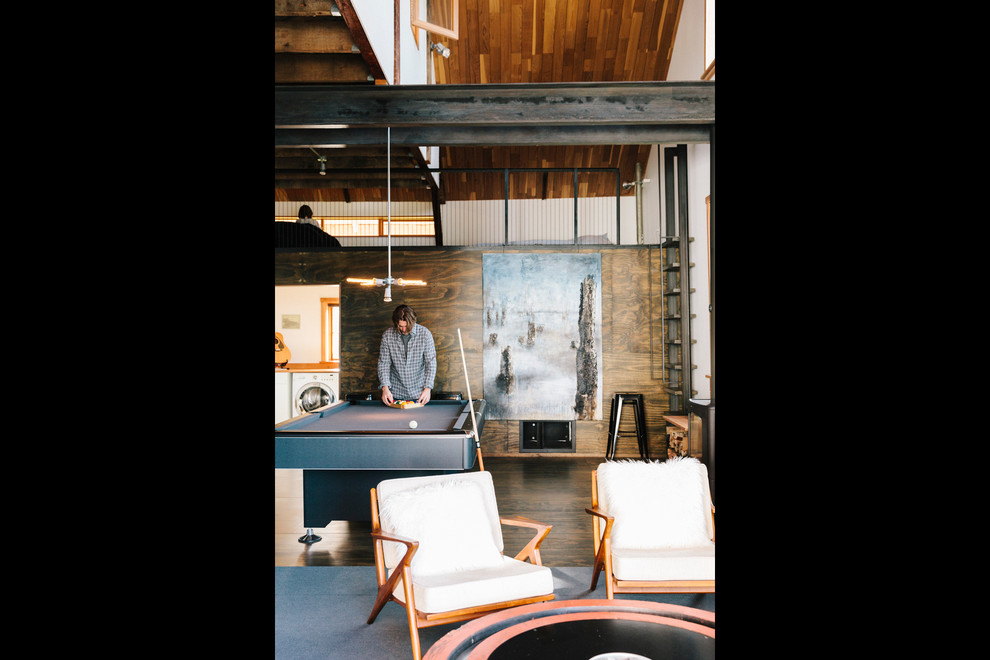 Mittelgroßer Industrial Hobbyraum im Loft-Stil mit weißer Wandfarbe, Kaminumrandung aus Metall und dunklem Holzboden in Portland