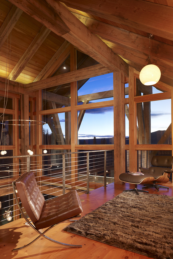 Foto de sala de estar tipo loft rústica con suelo de madera en tonos medios y alfombra