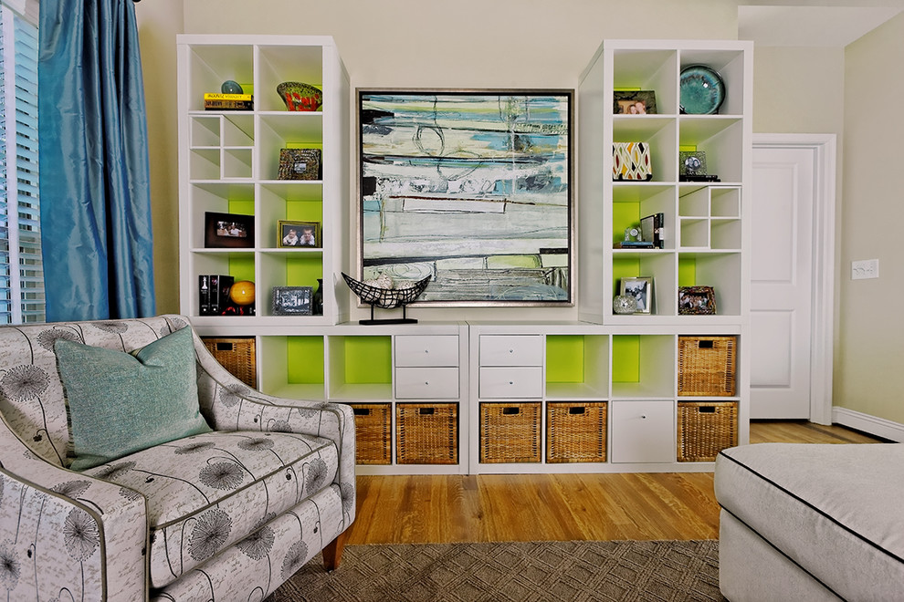 Eklektisches Wohnzimmer mit beiger Wandfarbe und braunem Holzboden in Sonstige