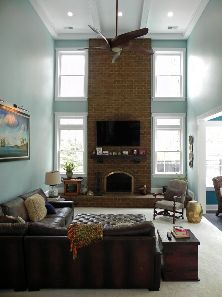 ボルチモアにある広いトランジショナルスタイルのおしゃれなオープンリビング (青い壁、標準型暖炉、レンガの暖炉まわり、壁掛け型テレビ、カーペット敷き、ベージュの床) の写真