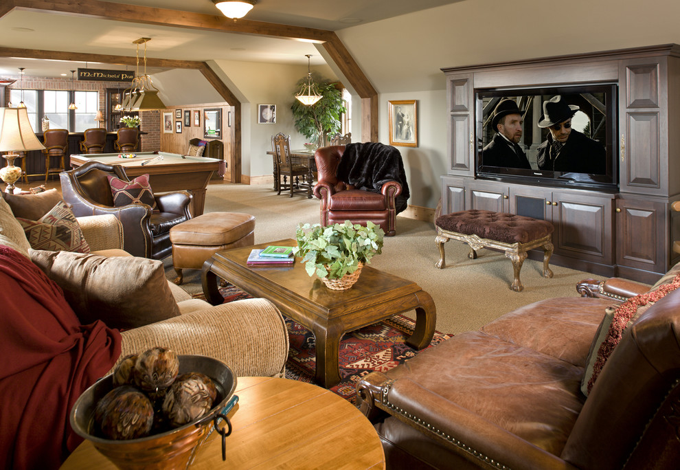 Foto de sala de estar abierta de estilo de casa de campo grande con paredes beige, moqueta, pared multimedia y suelo beige