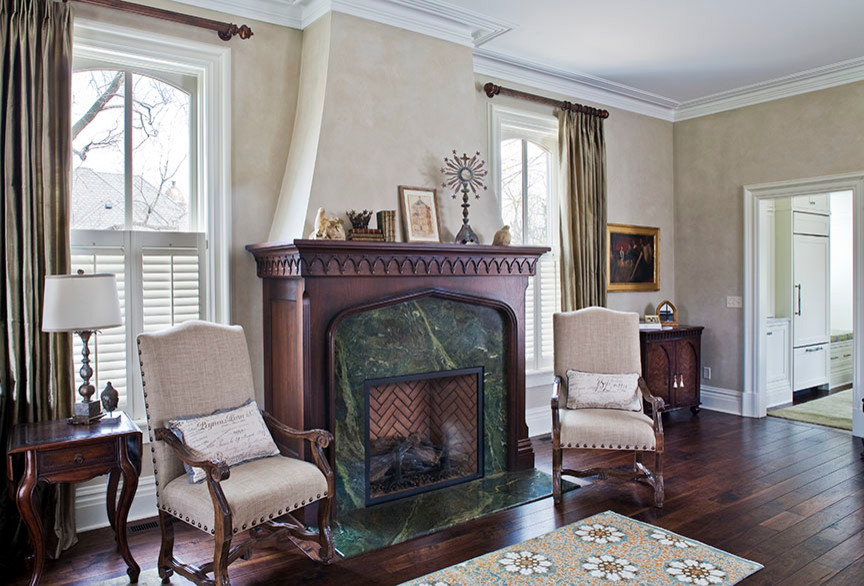 Mittelgroßes, Abgetrenntes Klassisches Wohnzimmer mit beiger Wandfarbe, dunklem Holzboden, freistehendem TV und braunem Boden in Minneapolis