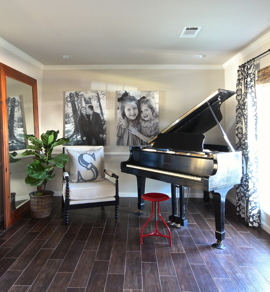 Diseño de sala de estar abierta tradicional con paredes grises