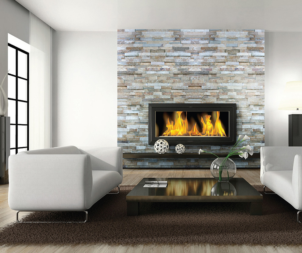 Ejemplo de sala de estar actual de tamaño medio con paredes blancas, suelo de madera clara, chimenea lineal, marco de chimenea de piedra y suelo beige