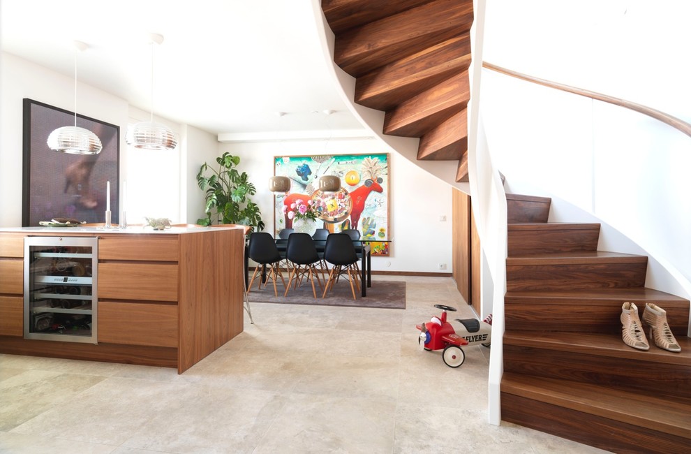 Идея дизайна: открытая гостиная комната среднего размера в современном стиле с белыми стенами и бетонным полом без камина, телевизора
