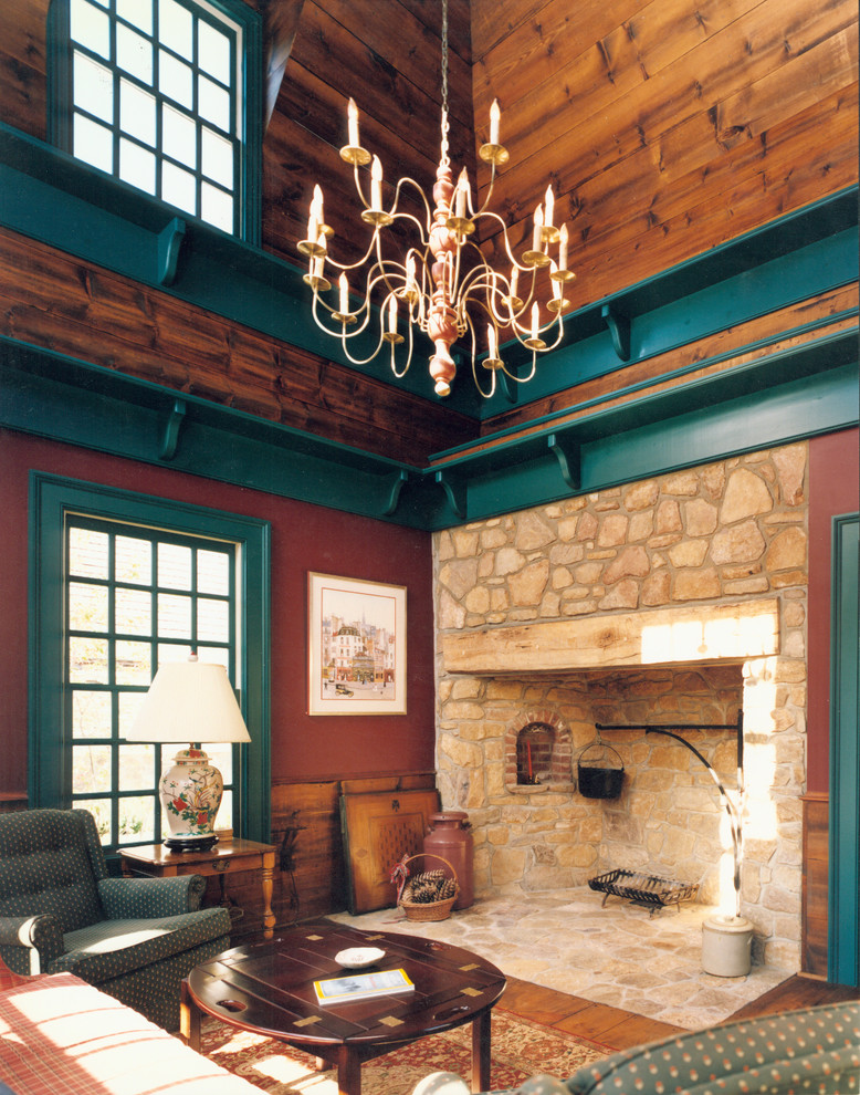 Exemple d'une petite salle de séjour montagne fermée avec un mur rouge, parquet clair, un poêle à bois, un manteau de cheminée en pierre, aucun téléviseur et un sol beige.