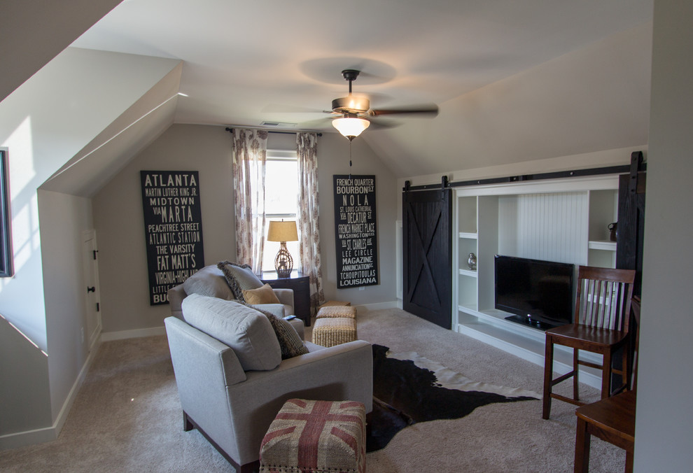 На фото: изолированная гостиная комната среднего размера в стиле кантри с бежевыми стенами, ковровым покрытием и отдельно стоящим телевизором без камина с