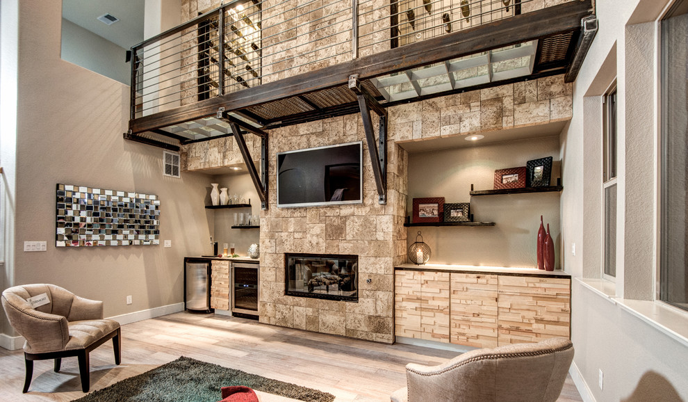 Modelo de sala de estar actual con paredes beige, suelo de madera en tonos medios, todas las chimeneas, marco de chimenea de piedra, televisor colgado en la pared y alfombra