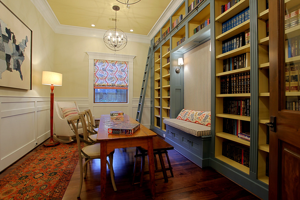 Aménagement d'une salle de séjour classique de taille moyenne et fermée avec une bibliothèque ou un coin lecture, un mur jaune, parquet foncé, aucune cheminée et aucun téléviseur.