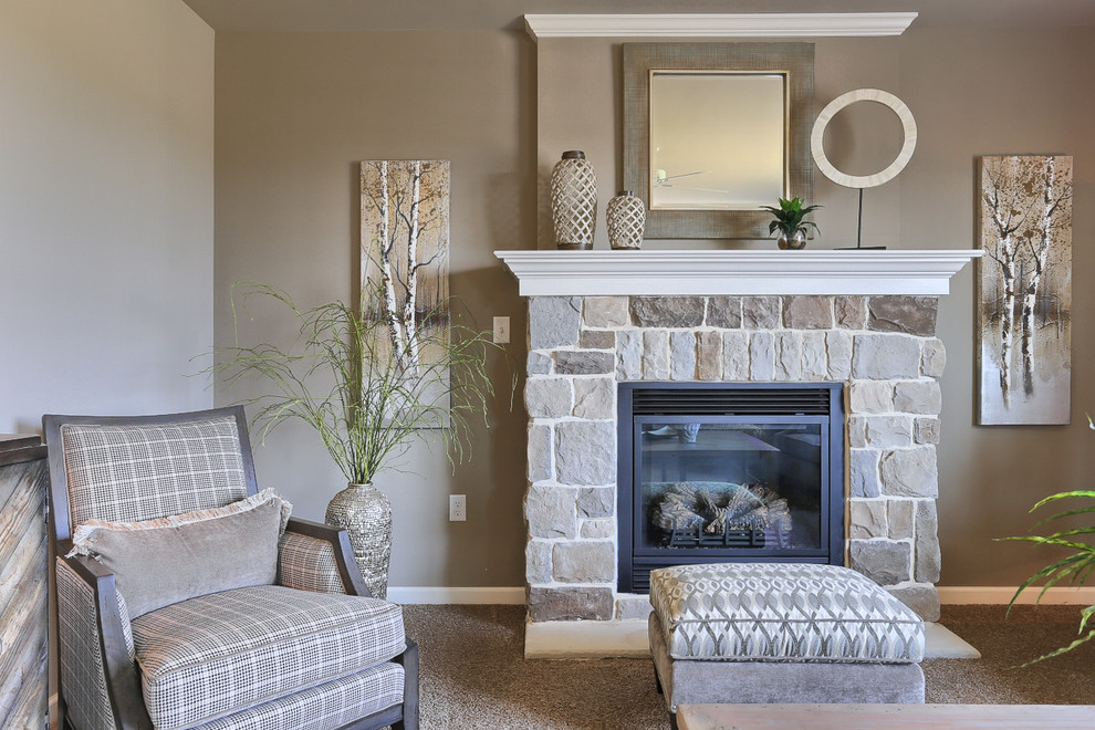 Modelo de sala de estar abierta clásica de tamaño medio con paredes beige, moqueta, todas las chimeneas y marco de chimenea de piedra