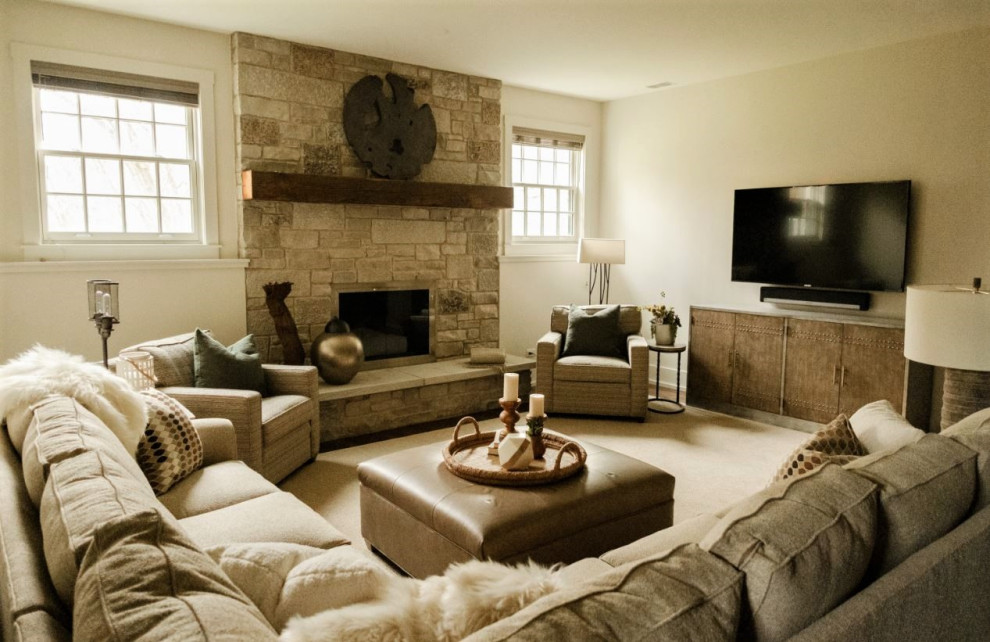 Imagen de sala de estar abierta campestre grande con paredes beige, suelo de madera en tonos medios, marco de chimenea de piedra, televisor colgado en la pared, suelo marrón y todas las chimeneas