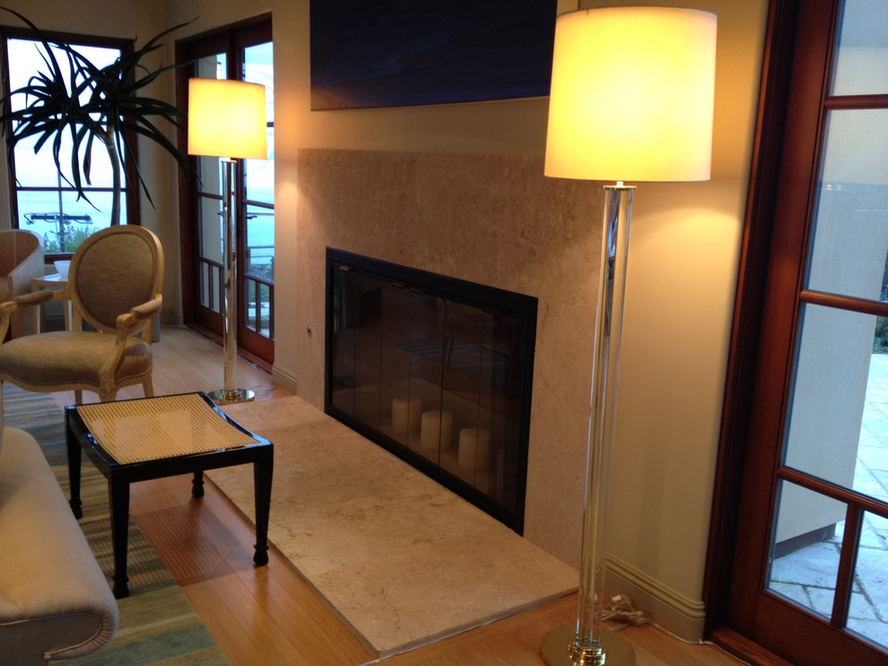 Imagen de sala de estar contemporánea con marco de chimenea de piedra