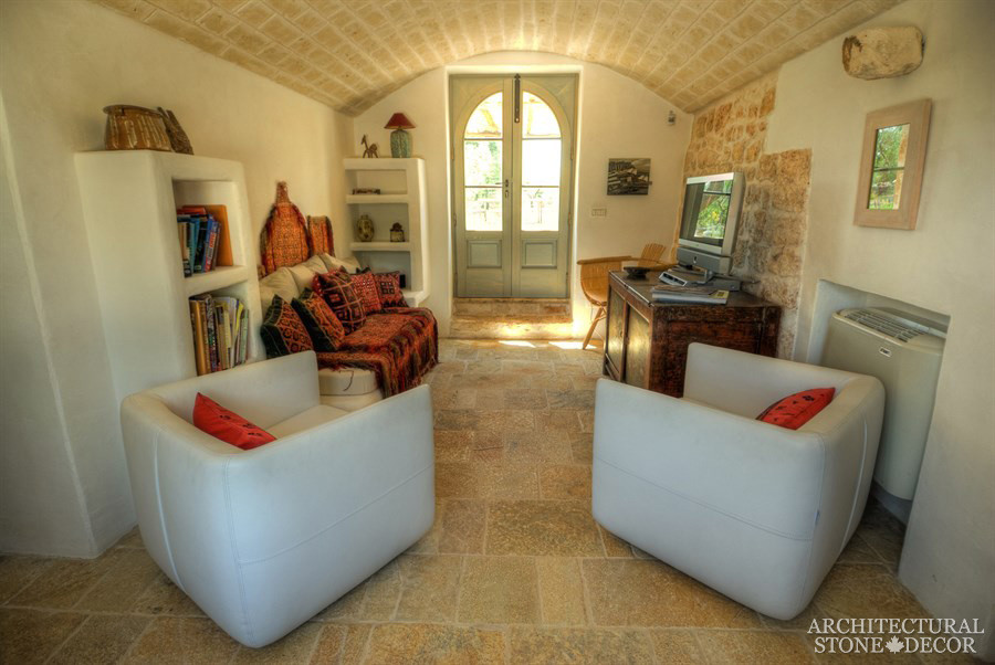 Diseño de sala de estar cerrada mediterránea pequeña con suelo de piedra caliza