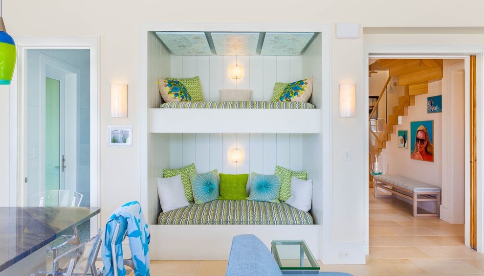 Immagine di un soggiorno stile marino con pareti gialle e pavimento beige