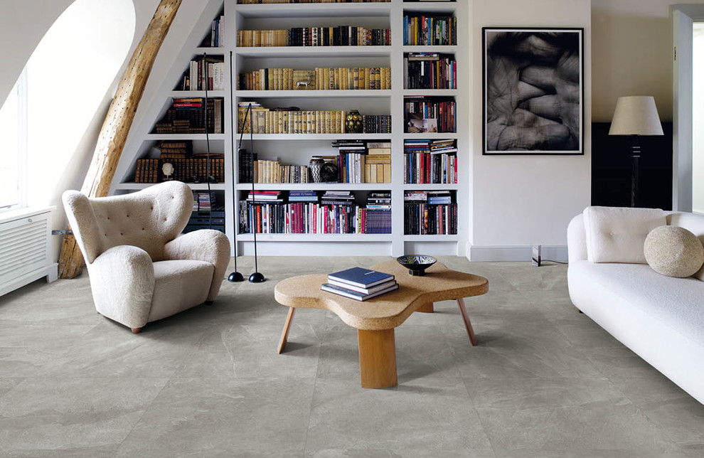 Diseño de sala de estar con biblioteca cerrada marinera con suelo de baldosas de porcelana y paredes blancas