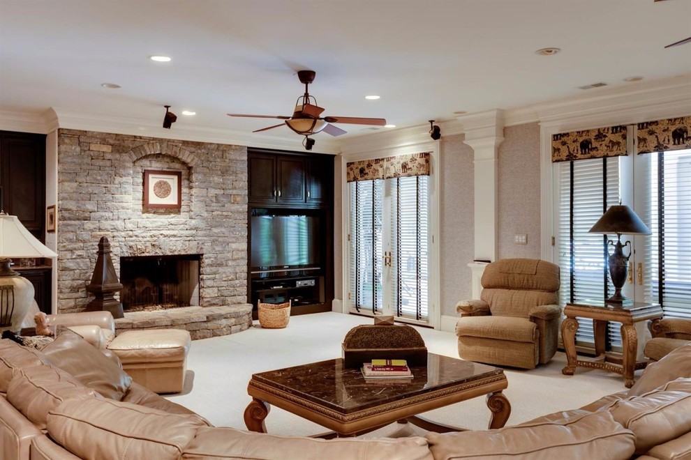 Diseño de sala de estar actual grande con todas las chimeneas y marco de chimenea de piedra