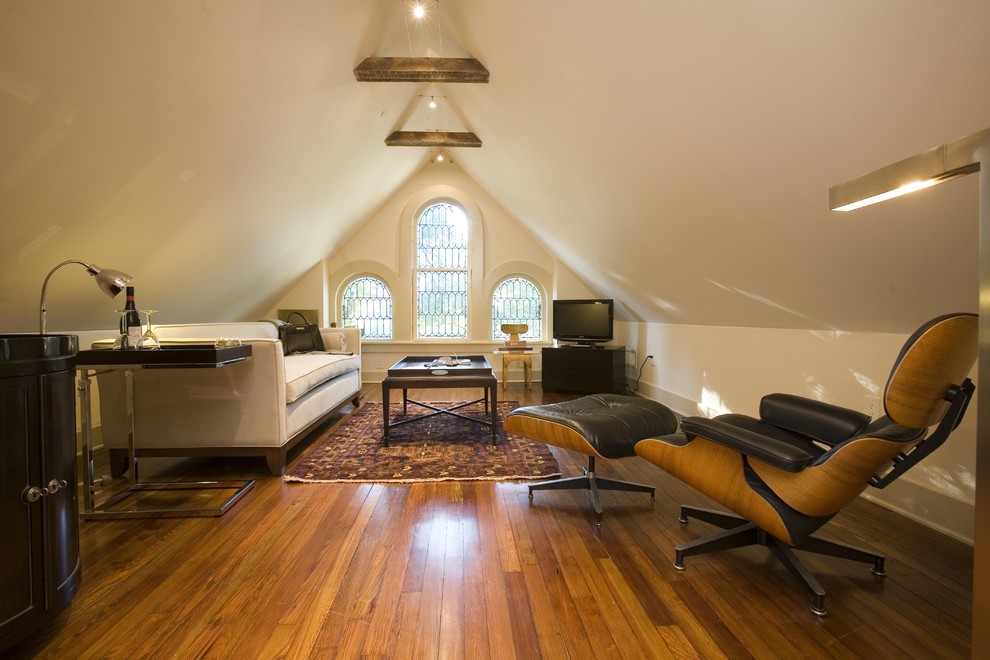 Идея дизайна: изолированная гостиная комната в викторианском стиле с бежевыми стенами, паркетным полом среднего тона, телевизором в углу и ковром на полу