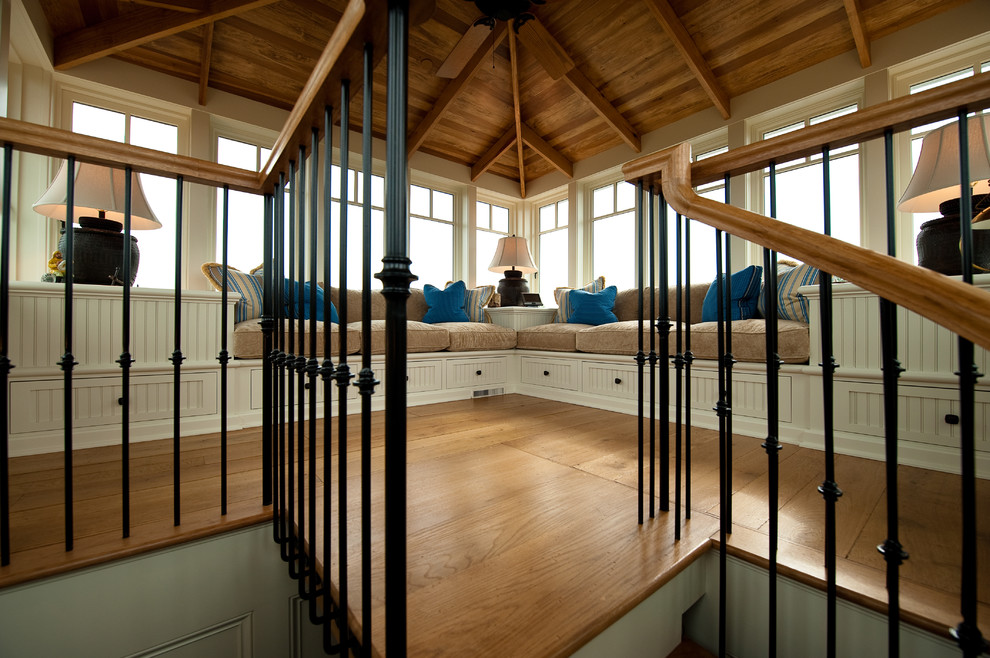 Imagen de sala de estar tipo loft clásica de tamaño medio con paredes blancas y suelo de madera en tonos medios