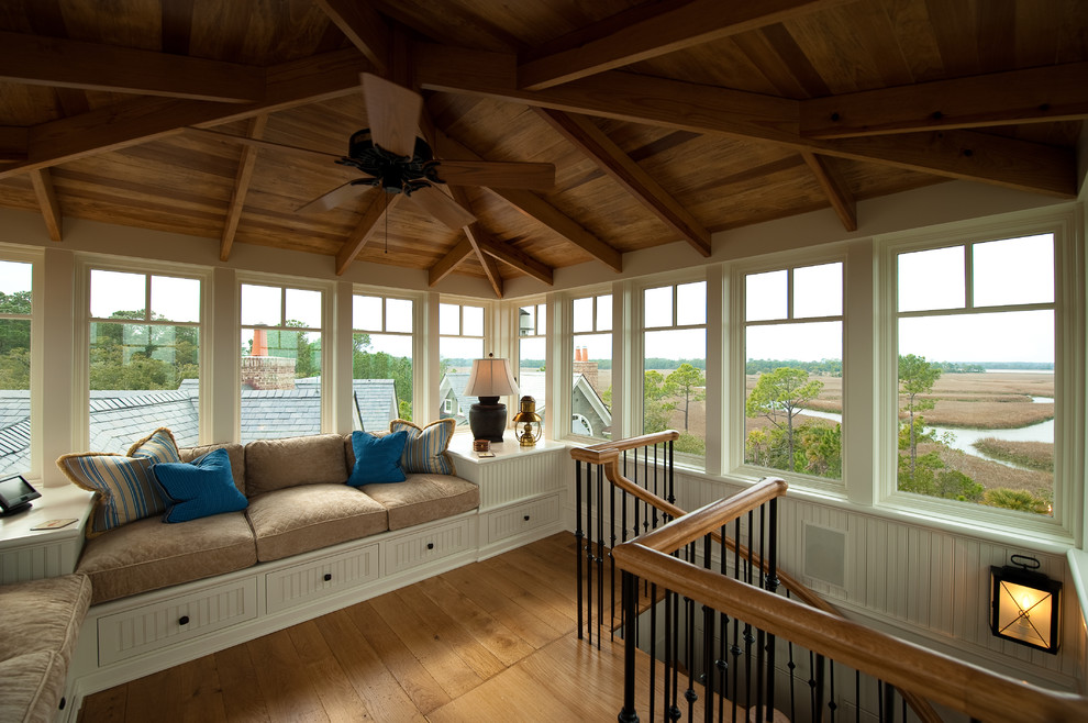 Ejemplo de sala de estar tipo loft tradicional de tamaño medio con suelo de madera en tonos medios y paredes blancas