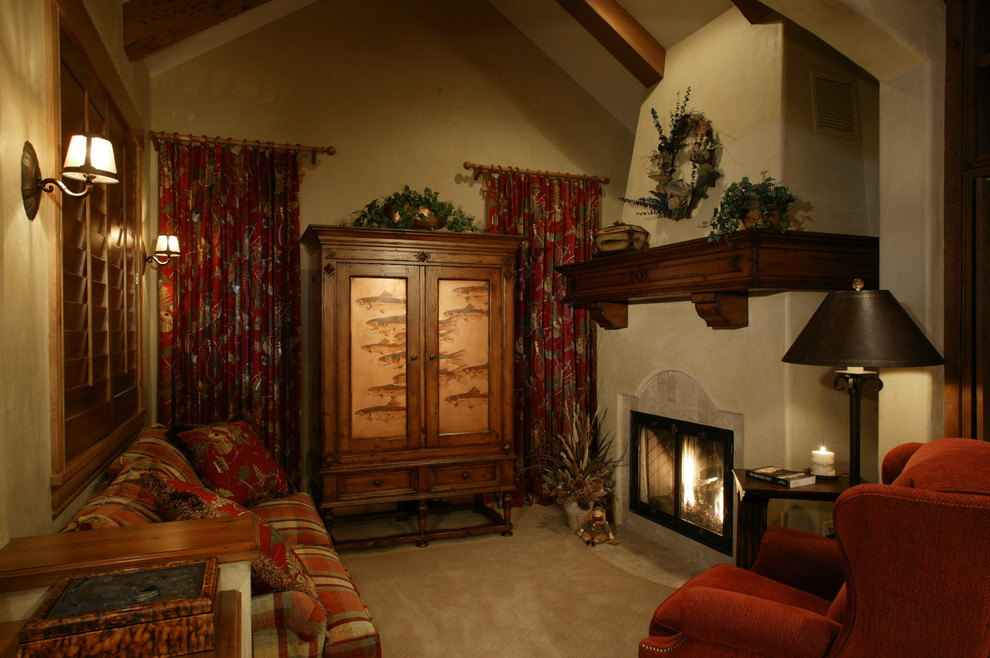 На фото: изолированная гостиная комната в стиле рустика с бежевыми стенами, ковровым покрытием и стандартным камином с