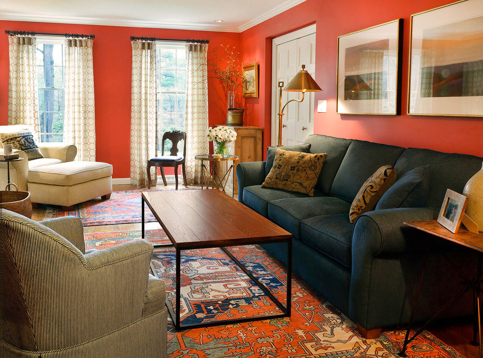 Mittelgroßes, Abgetrenntes Modernes Wohnzimmer mit roter Wandfarbe, braunem Holzboden, Kamin, freistehendem TV und braunem Boden in Boston