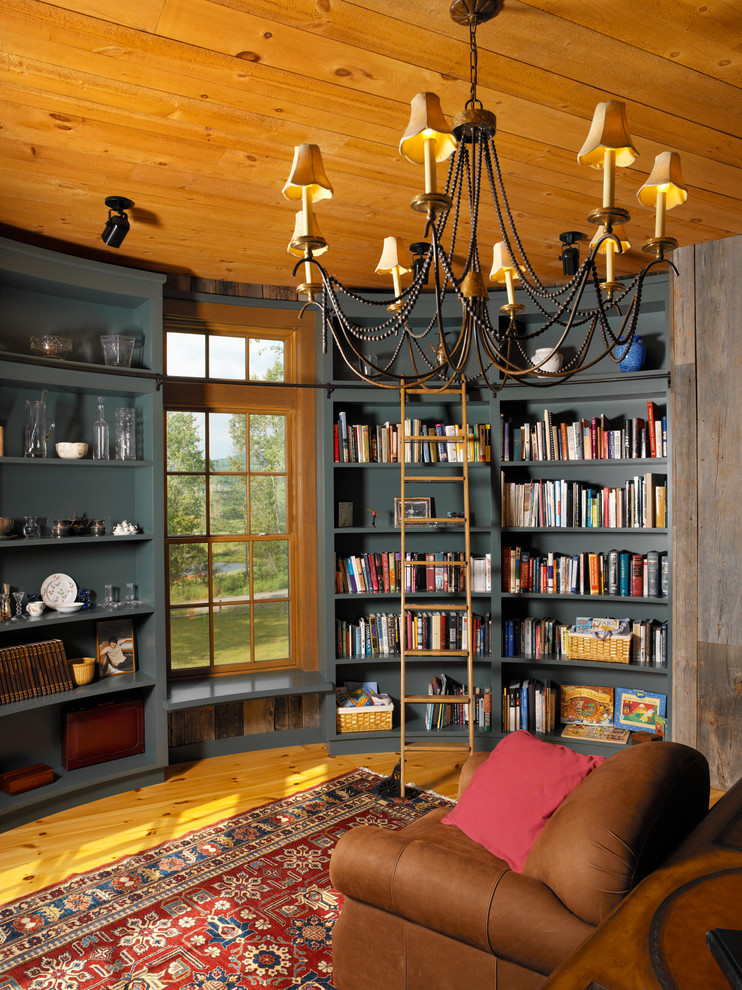 Idées déco pour une salle de séjour campagne fermée avec une bibliothèque ou un coin lecture, un mur gris, un sol en bois brun et aucune cheminée.