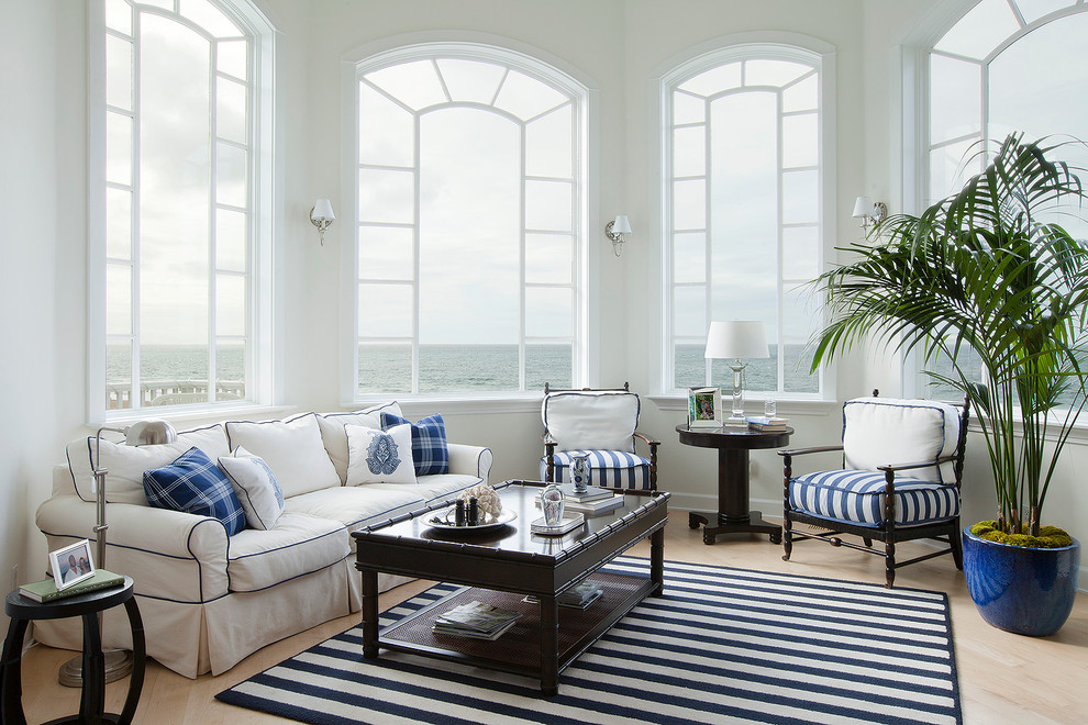 Immagine di un soggiorno contemporaneo con pareti bianche, parquet chiaro e tappeto