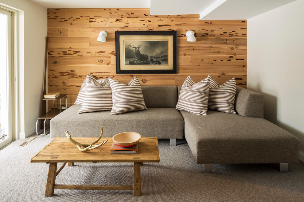 Imagen de sala de estar campestre con paredes blancas, moqueta y alfombra