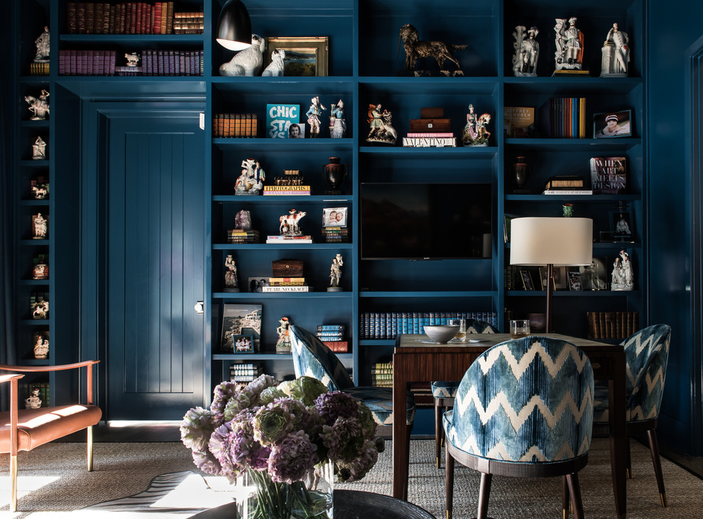 Inspiration för ett mellanstort vintage avskilt allrum, med blå väggar, en inbyggd mediavägg, ett spelrum, heltäckningsmatta och beiget golv