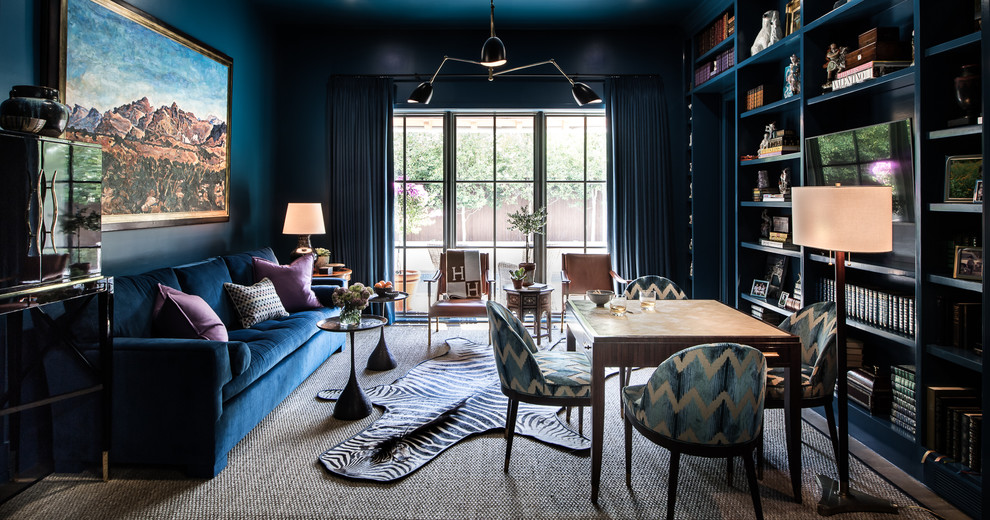 Esempio di un soggiorno chic di medie dimensioni e chiuso con sala giochi, pareti blu, moquette, nessun camino, parete attrezzata e pavimento beige