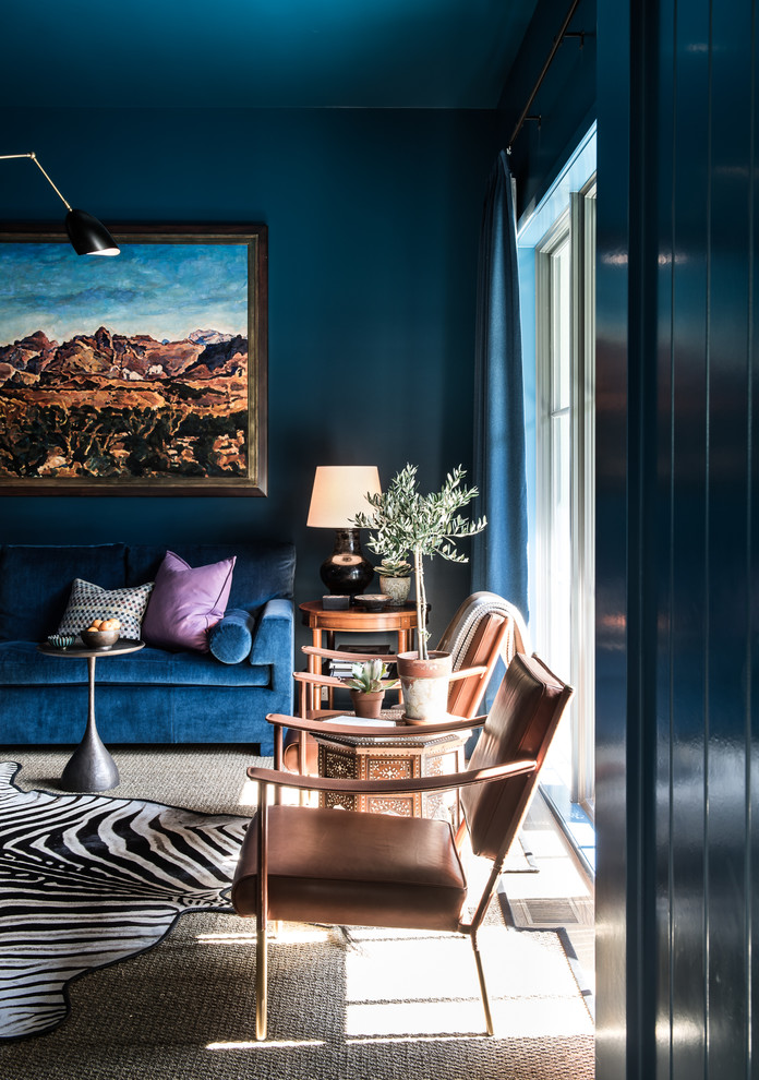 ダラスにある中くらいなトラディショナルスタイルのおしゃれな独立型ファミリールーム (ゲームルーム、青い壁、カーペット敷き、暖炉なし、埋込式メディアウォール、ベージュの床) の写真