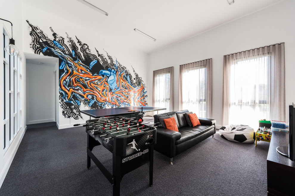 Mittelgroßer Moderner Hobbyraum im Loft-Stil mit weißer Wandfarbe, Teppichboden, freistehendem TV und schwarzem Boden in Melbourne