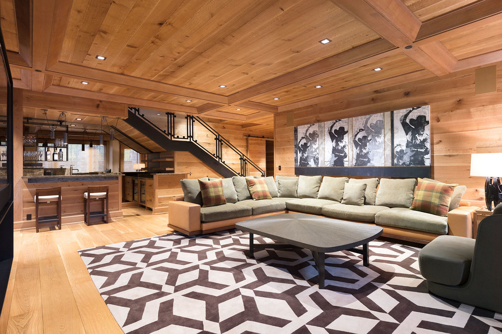 Rustikales Wohnzimmer mit Hausbar, brauner Wandfarbe, braunem Holzboden und braunem Boden in Denver