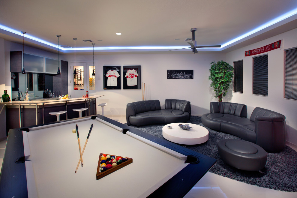 Пример оригинального дизайна: изолированная гостиная комната среднего размера в современном стиле с белыми стенами, полом из керамической плитки и бежевым полом без камина, телевизора