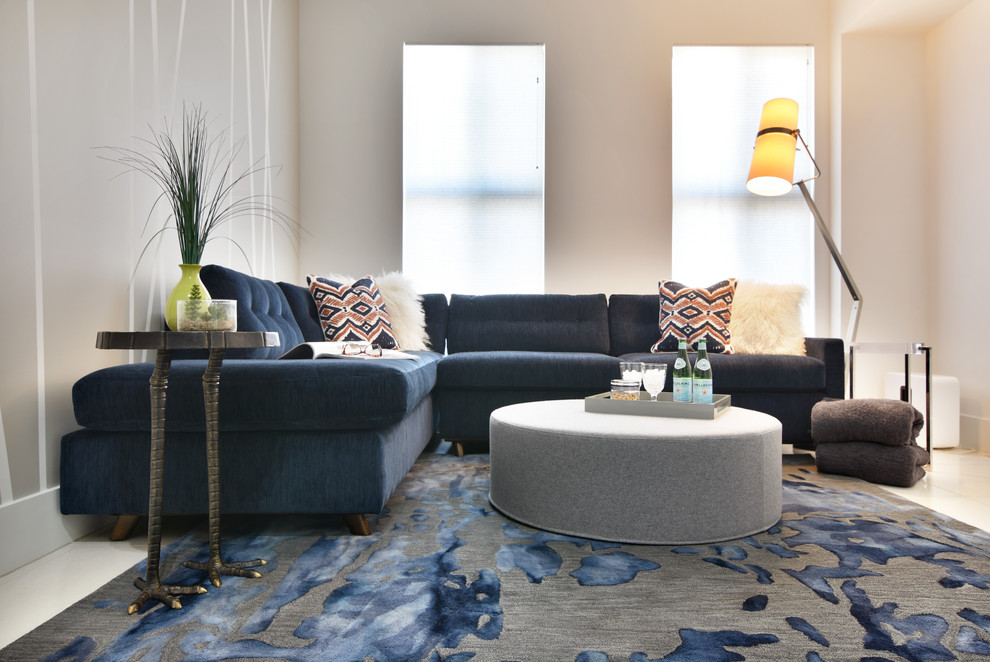 Diseño de sala de estar abierta contemporánea de tamaño medio sin chimenea y televisor con paredes beige, suelo de baldosas de porcelana y suelo blanco