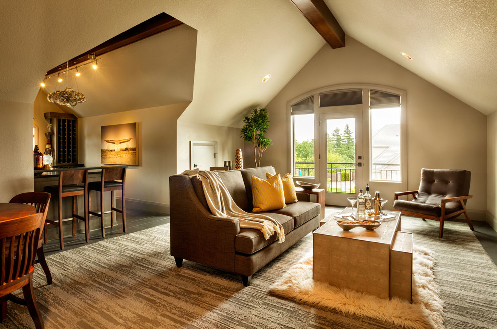 Imagen de sala de estar abierta clásica renovada con paredes beige