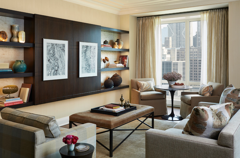 Modelo de sala de estar abierta tradicional renovada de tamaño medio sin chimenea con paredes amarillas, televisor retractable, suelo de madera oscura y suelo marrón